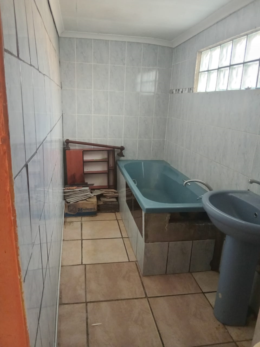 5 Bedroom Property for Sale in Kwanonqaba Western Cape
